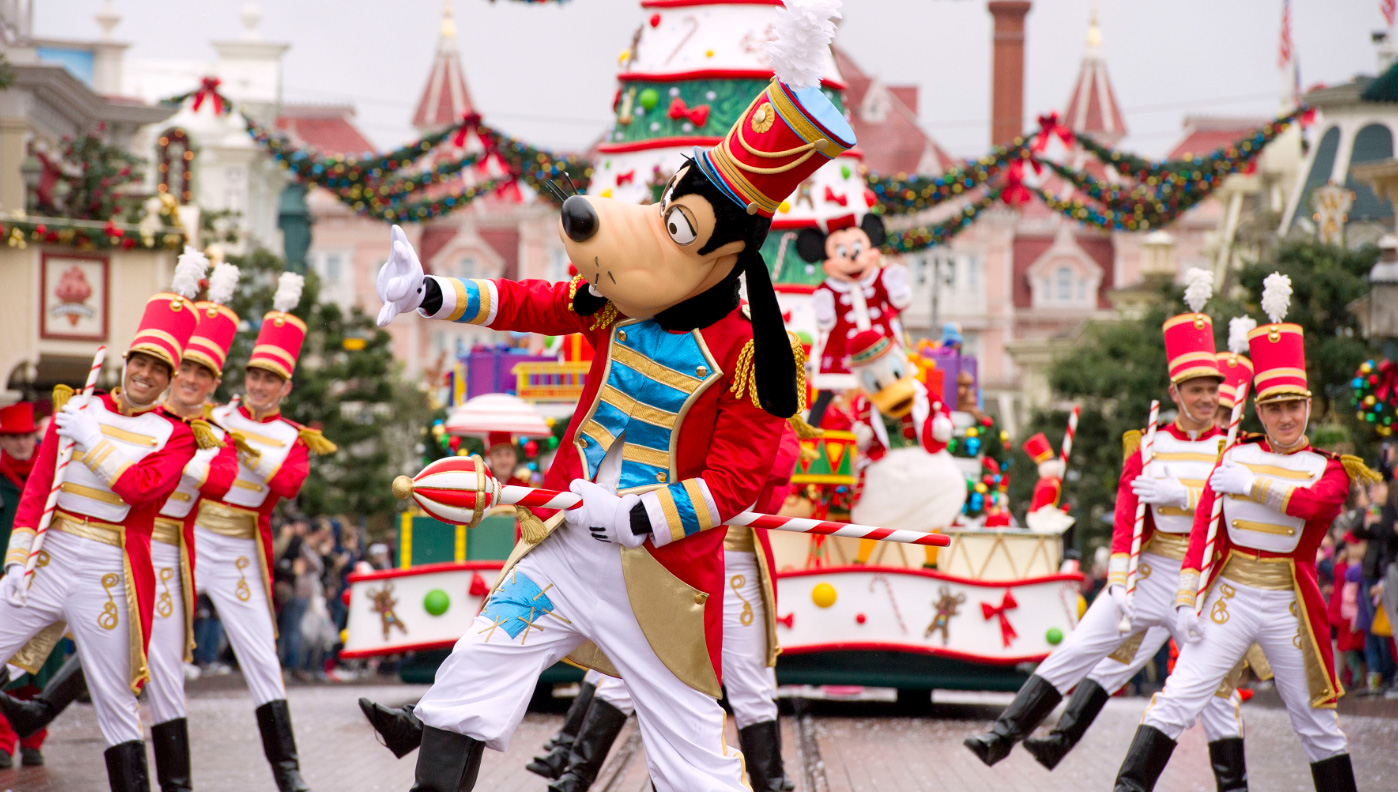 Mickey Mouse in Weihnachten Outfits in der Weihnachtszeit Parade